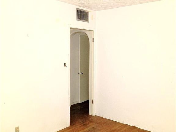 3rd image of 2200 Beverly Way