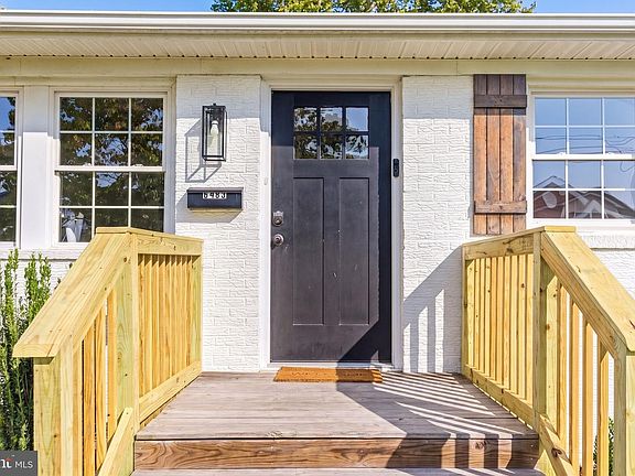 3rd image of 8483 Arbutus Rd