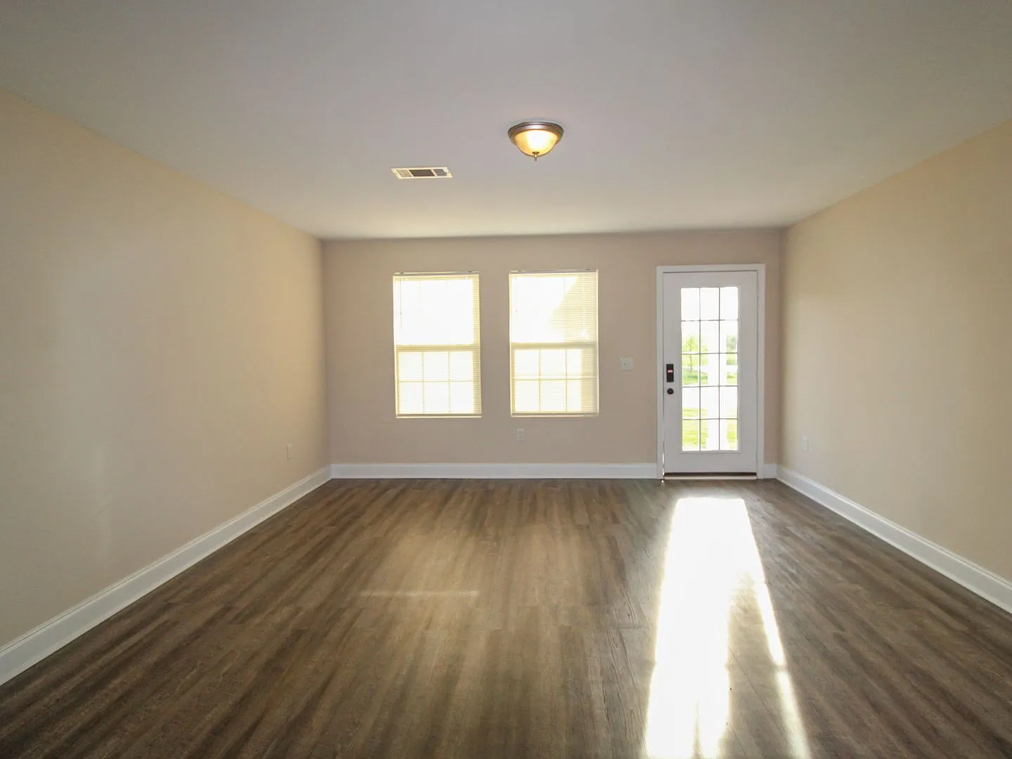 Charming 3BR/2BA Duplex Close to Shopping & Schools — Photo 4