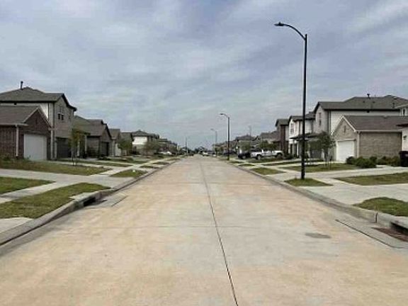 Exterior Neighborhood (street photo)