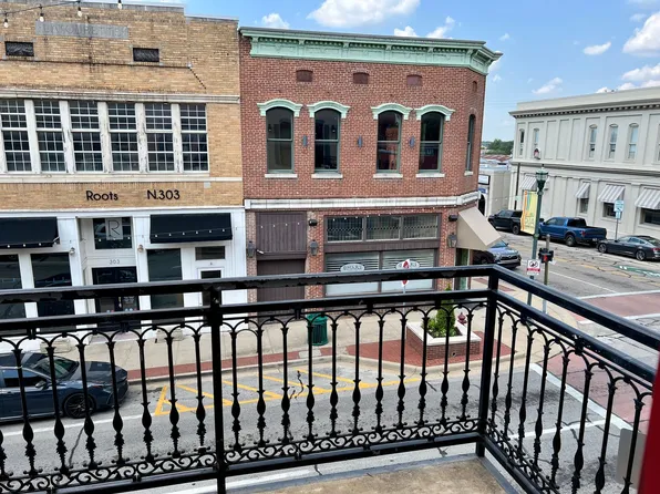 2 Bed, 2 Bath Main Street Loft with Its Own Balcony and In-Unit Laundry, 300 S Main St E, Jonesboro, AR 72401