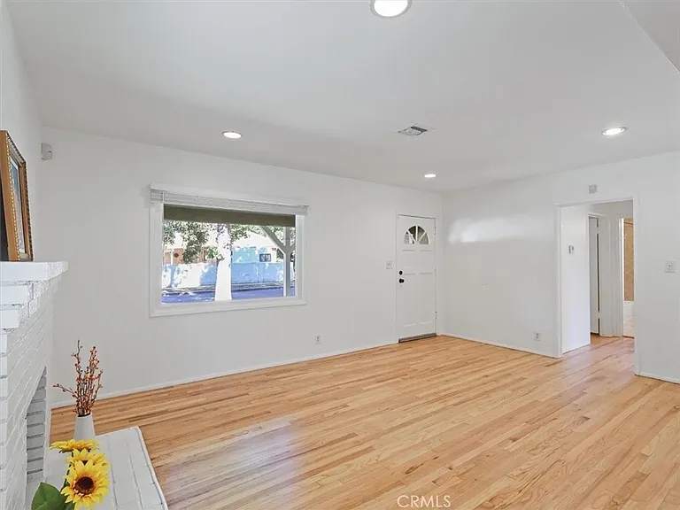 15460 Sylvan St — Photo 11