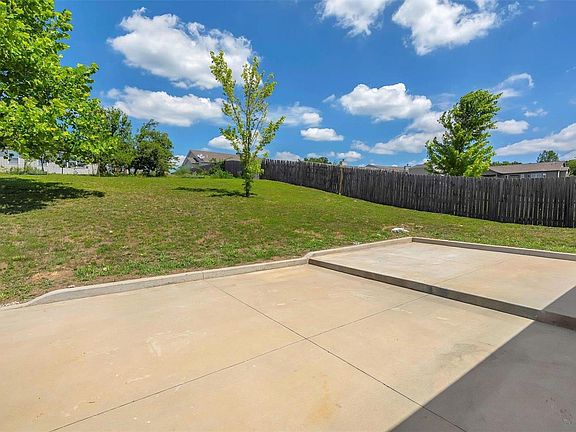 5th image of 909 Hawks Circle Dr