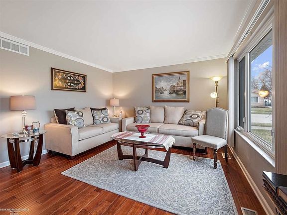 5th image of 16567 Bowman St