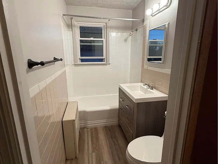 77 Westbourne Pkwy #3B — Photo 1