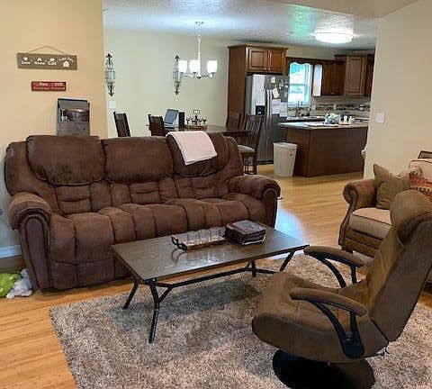 3rd image of 20 Foxwood Pl