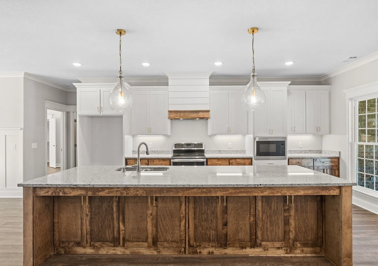 1253 East Hampton Dr — Photo 2
