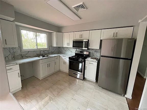 3rd image of 10 Birchwood Dr