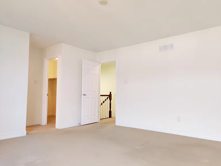 423 Temiskaming Cres — Photo 10