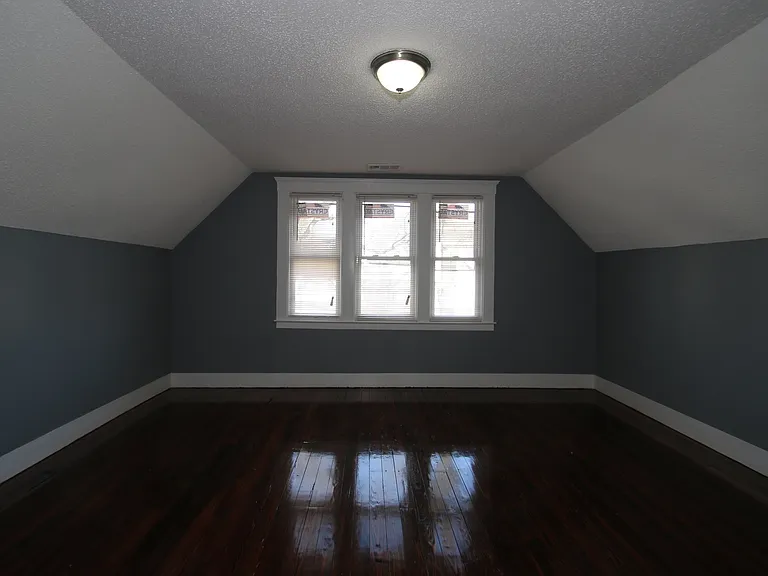 168 Chatham — Photo 10