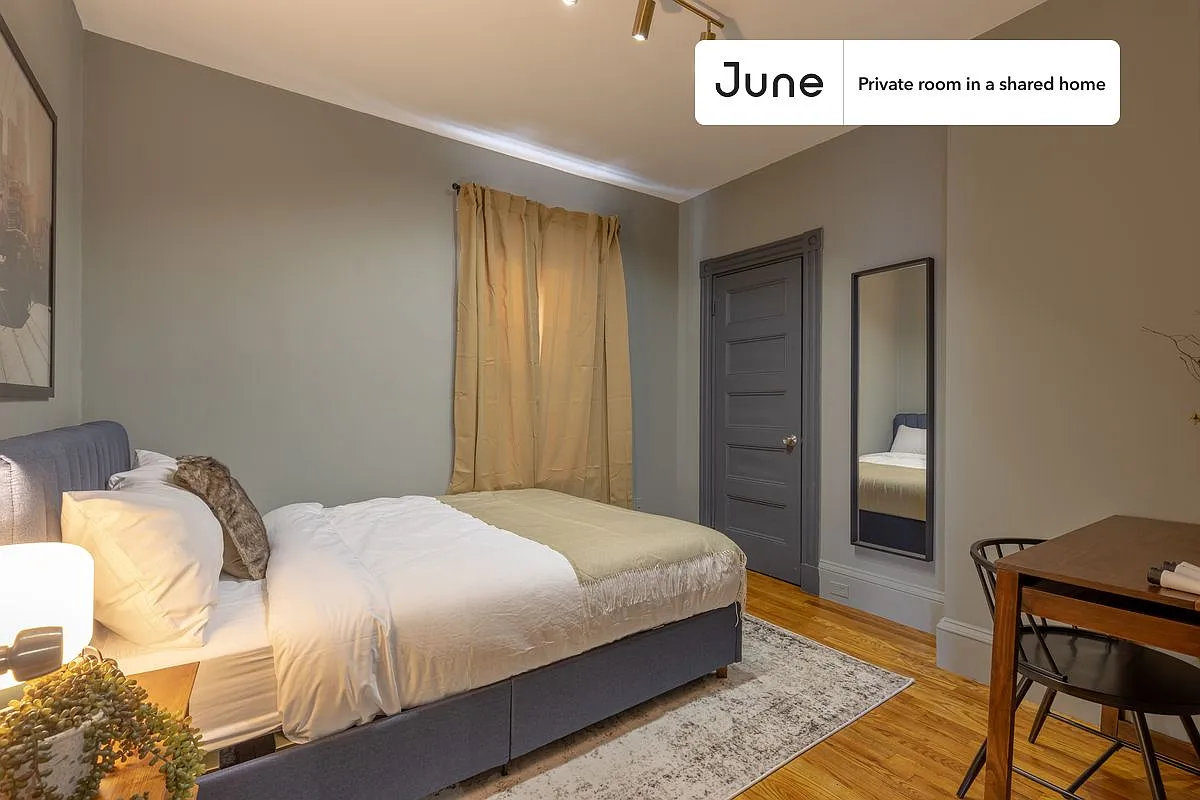 Queen bedroom in 4 bed/1 bath home in JFK/UMass #352 A — Photo 1