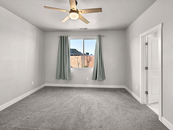 3rd image of 1576 Evergreen Dr