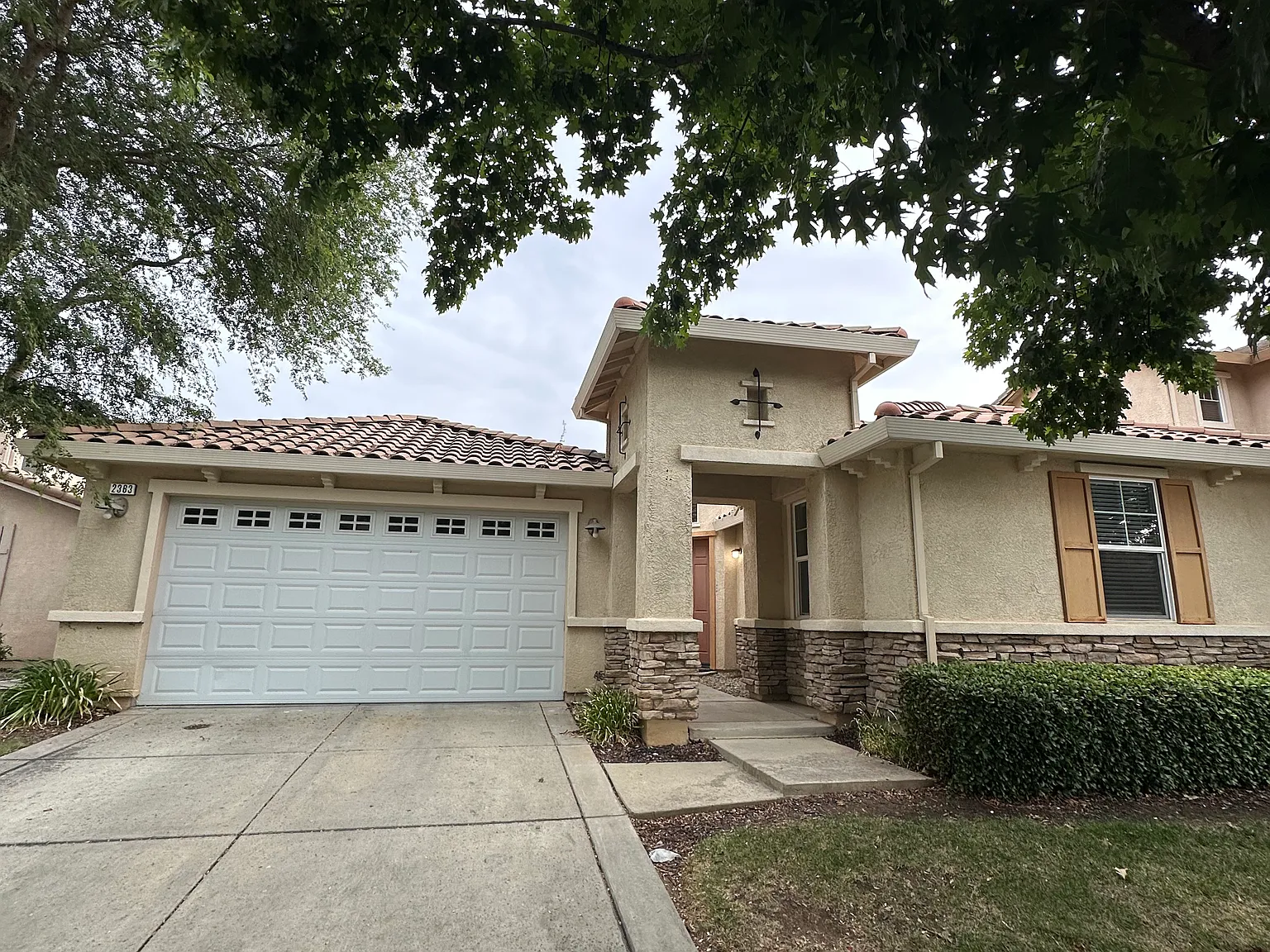 4 bed, 2.5 bath, 2218 sqft, $2,400 — Photo 1
