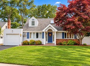 10 University Place, Glen Head, NY 11545