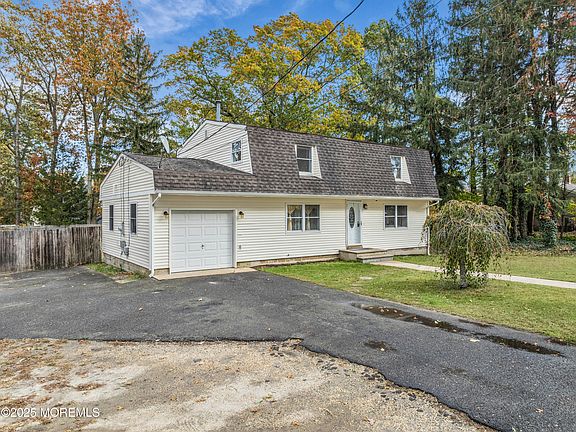 2nd image of 927 Indian Hill Road
