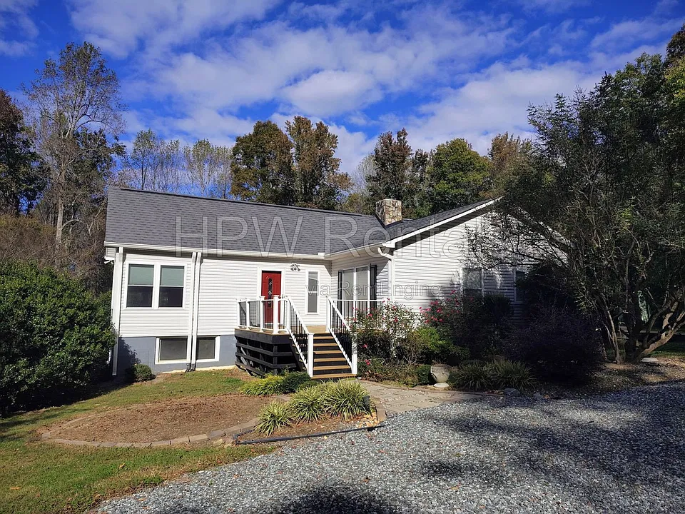 8704 Victory Ln