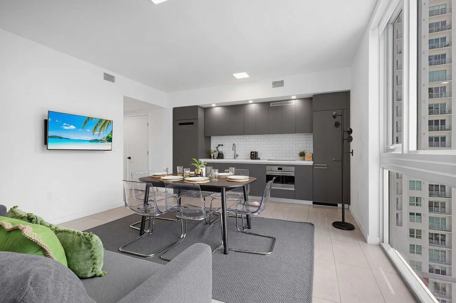2 bed, 1.0 bath, 699 sqft, $7,061 — Photo 2