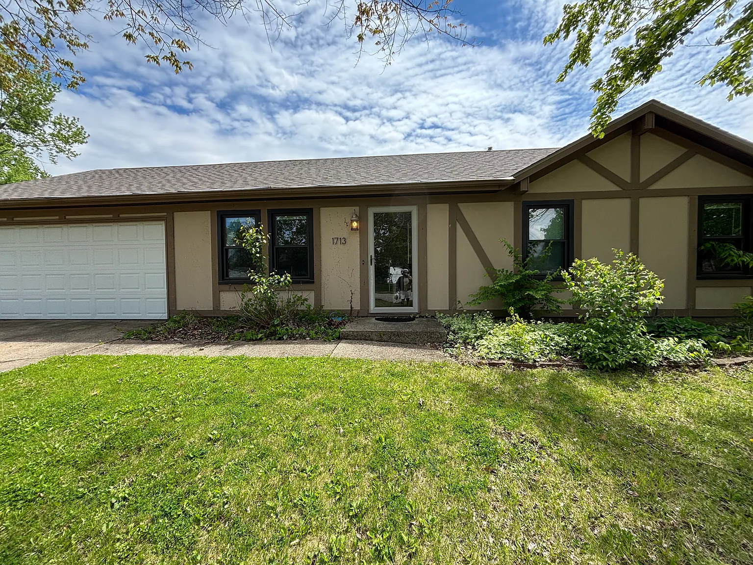 3 bed, 1.5 bath, 1002 sqft, $1,590 — Photo 1