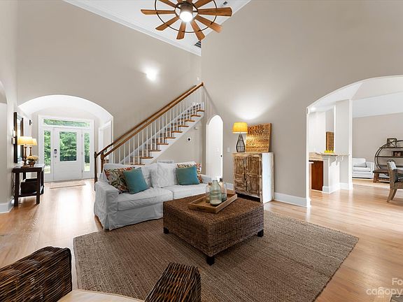 3rd image of 120 Woodstream Cir