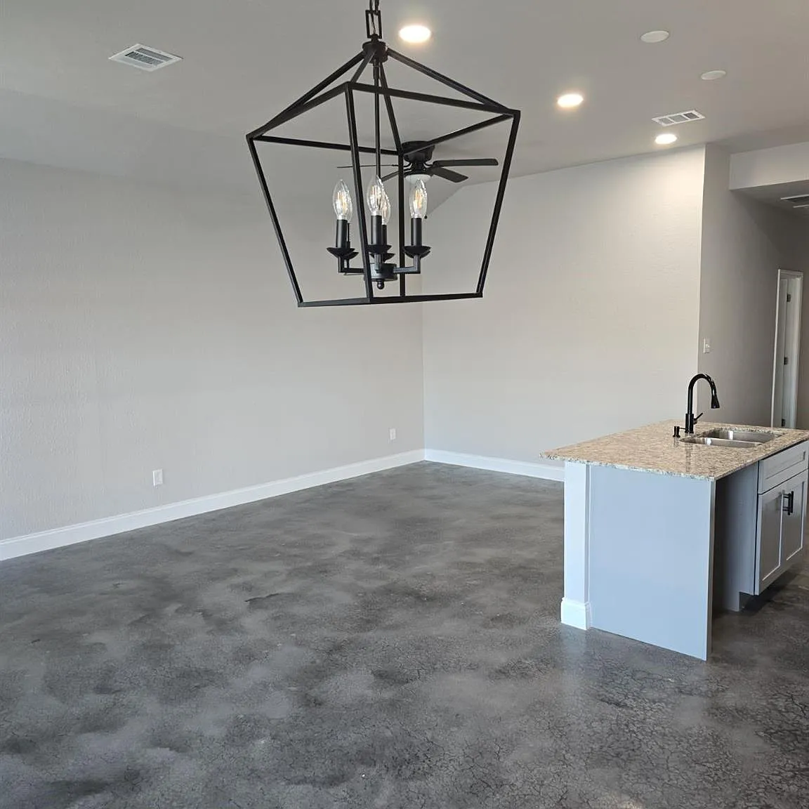 3 bed, 2.0 bath, 1230 sqft, $1,550 — Photo 2