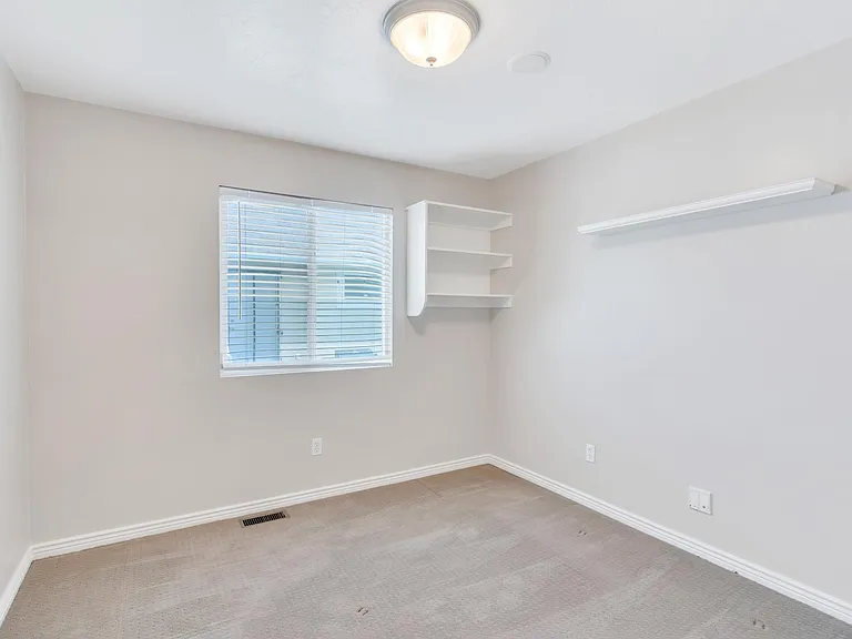 874 W 200 N — Photo 15