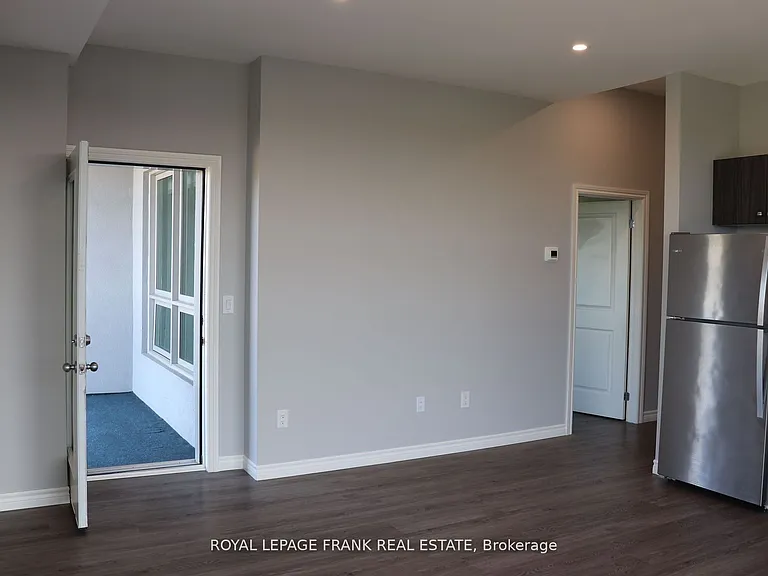 513 Dundas St E #413 — Photo 5