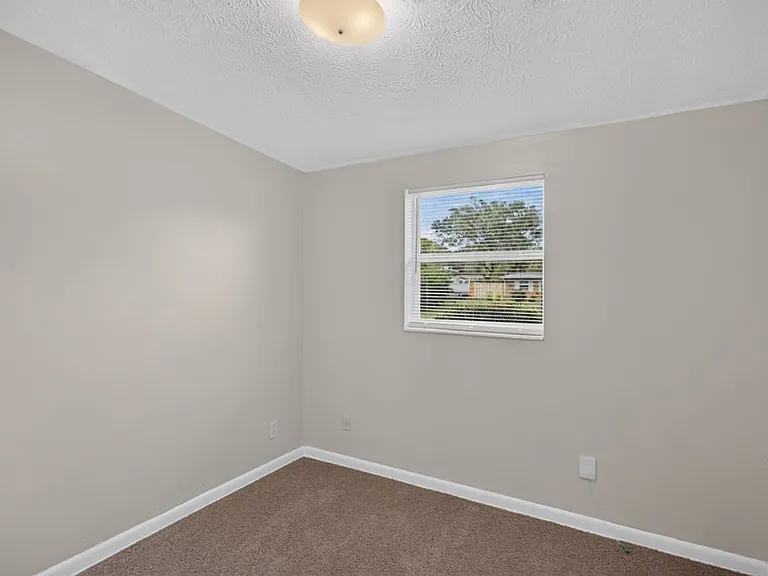 87 Saratoga Cir S — Photo 33