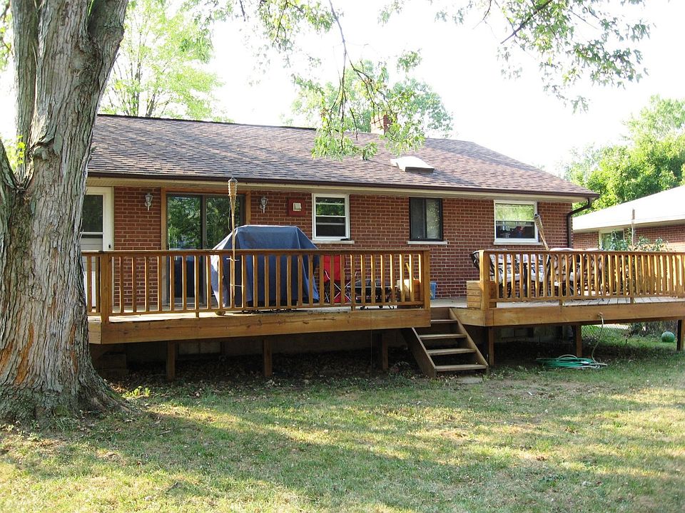 37'x13' Deck-Fenced Yard