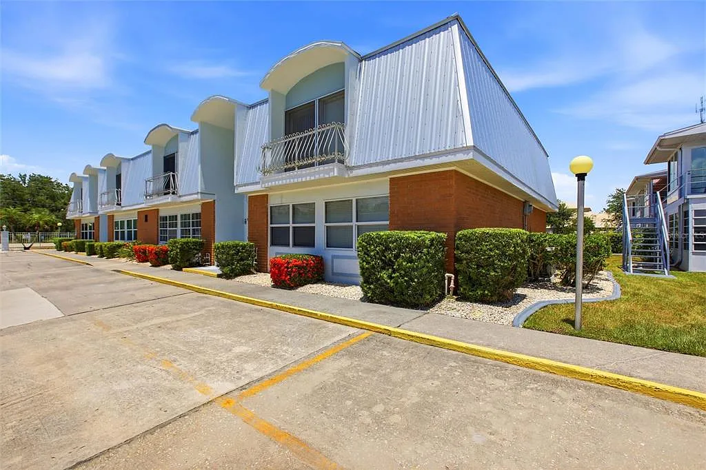 3 bed, 2.0 bath, 1250 sqft, $2,000 — Photo 2