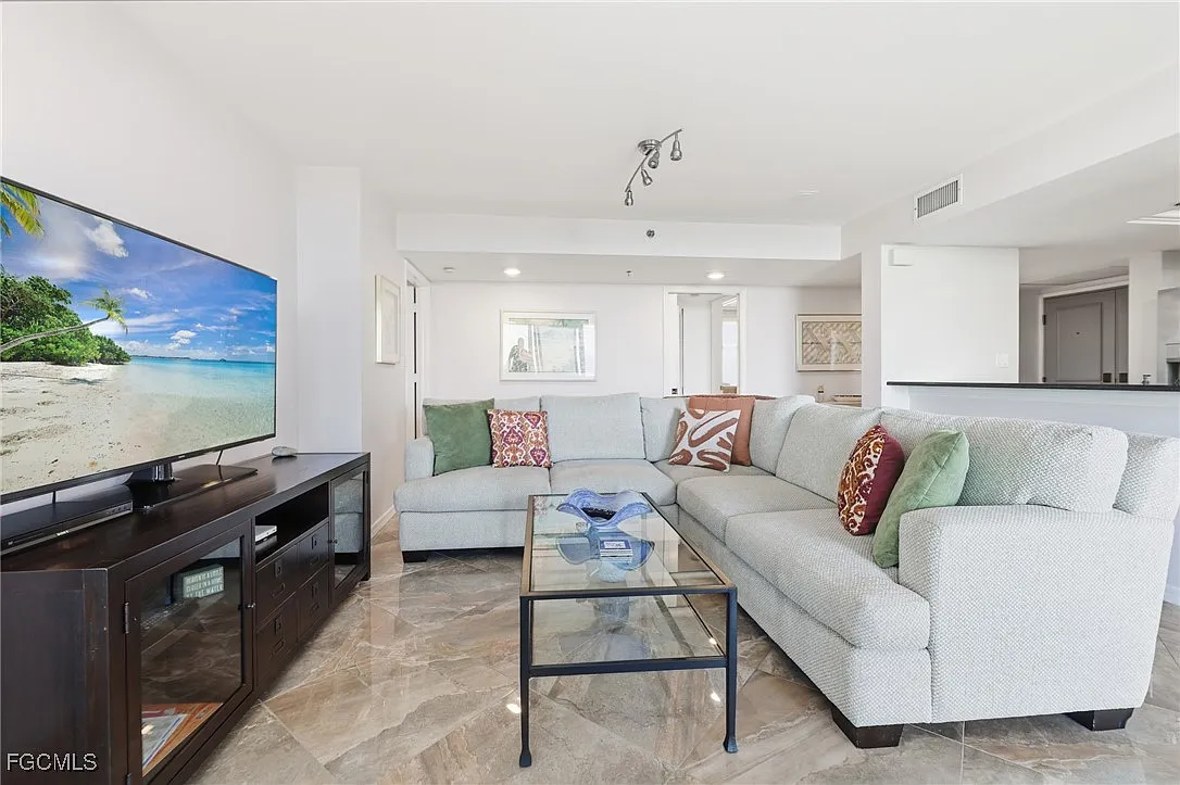 2 bed, 2.0 bath, 1341 sqft, $11,000 — Photo 4