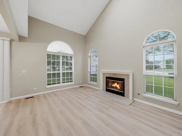 610 Woodhaven Dr — Photo 5