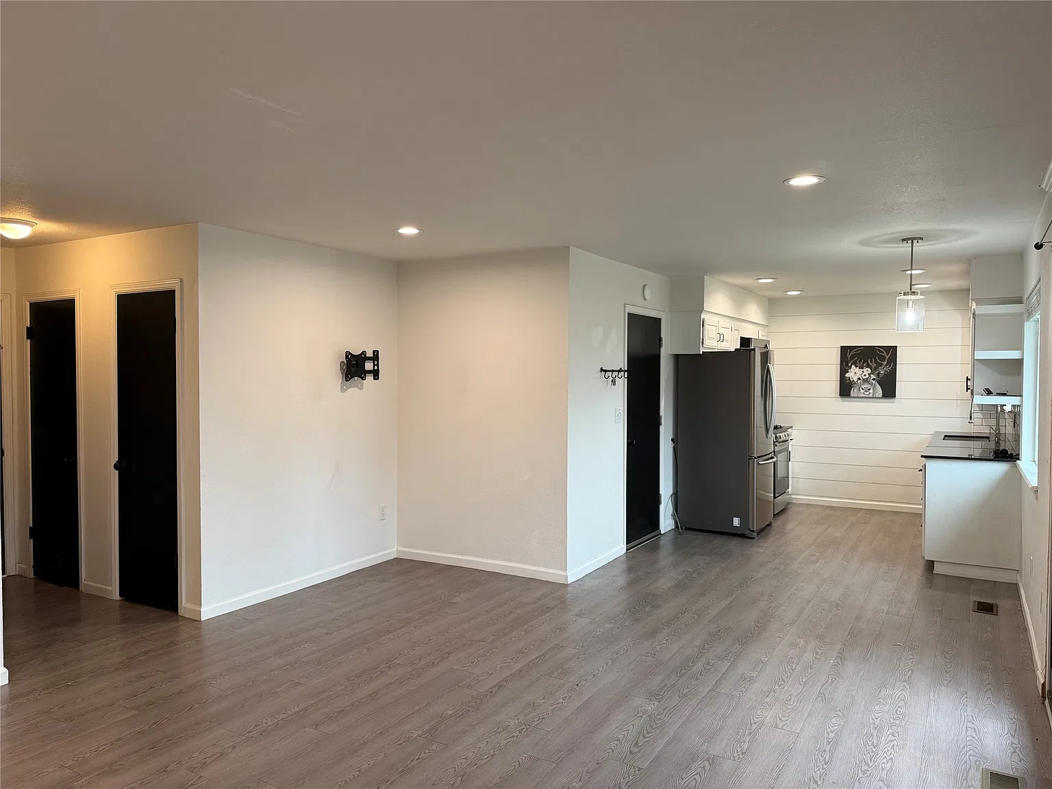 3 bed, 1.0 bath, 1093 sqft, $1,600 — Photo 3