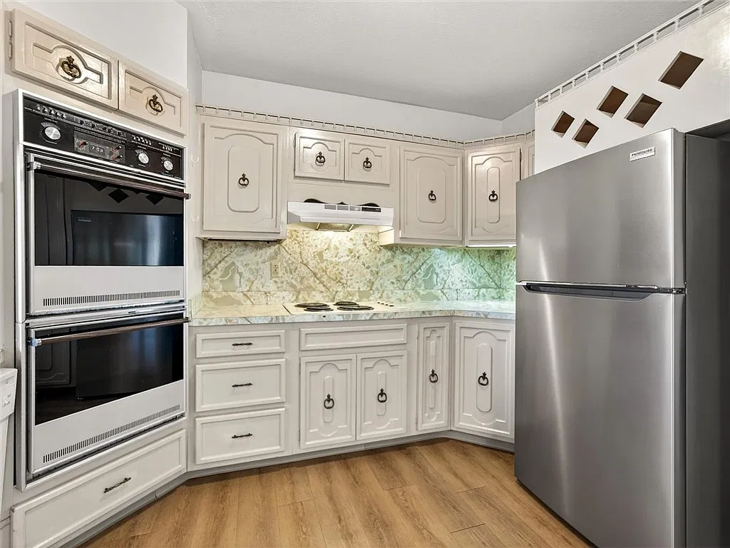 2 bed, 1.0 bath, 6160 sqft, $1,800 — Photo 3