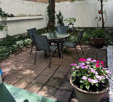 2nd image of 264 W 73rd St