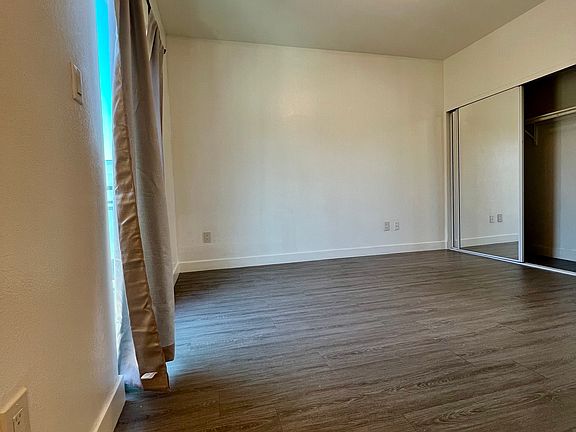 5th image of 14655 Vanowen St