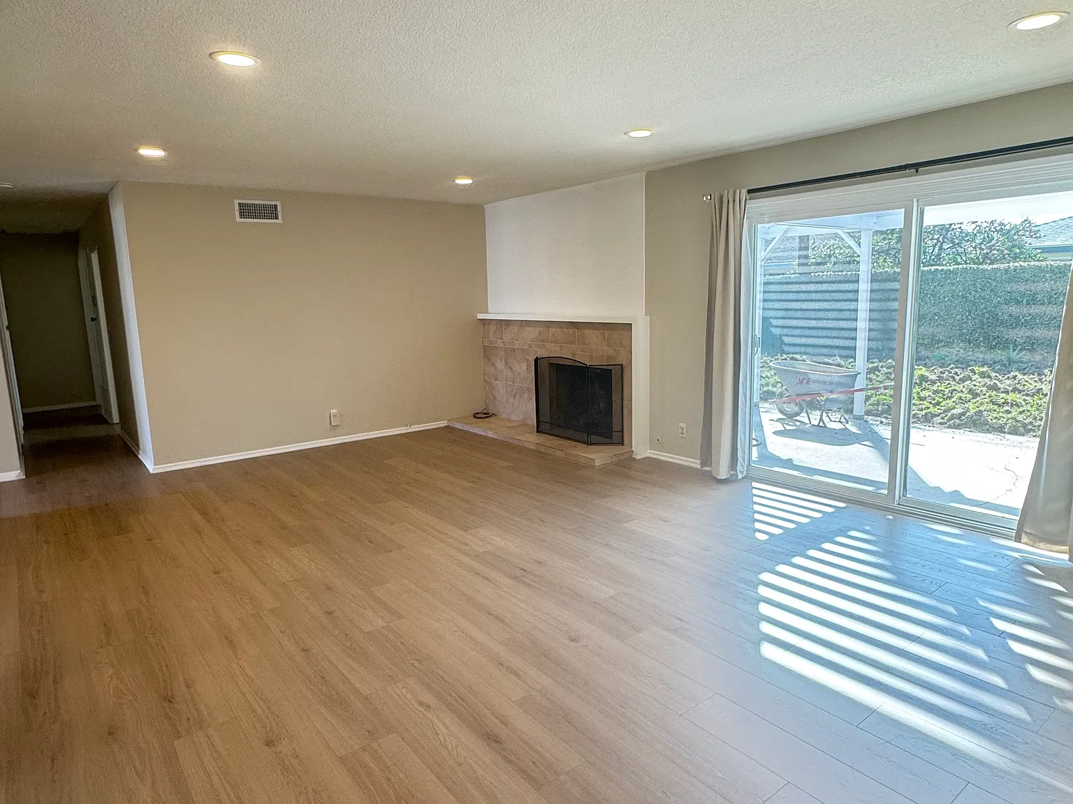 3 bed, 1307 sqft, $4,100 — Photo 2