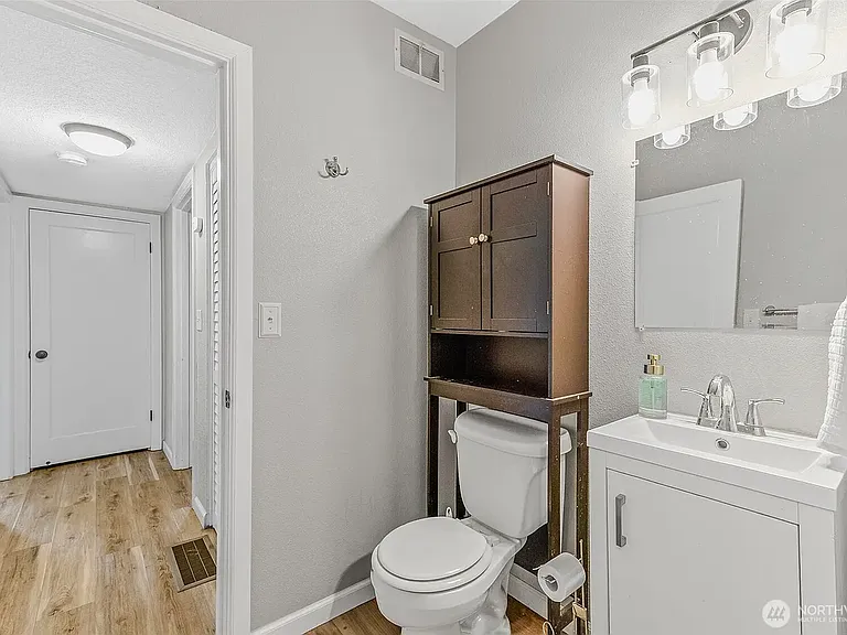 116 NE James St — Photo 18
