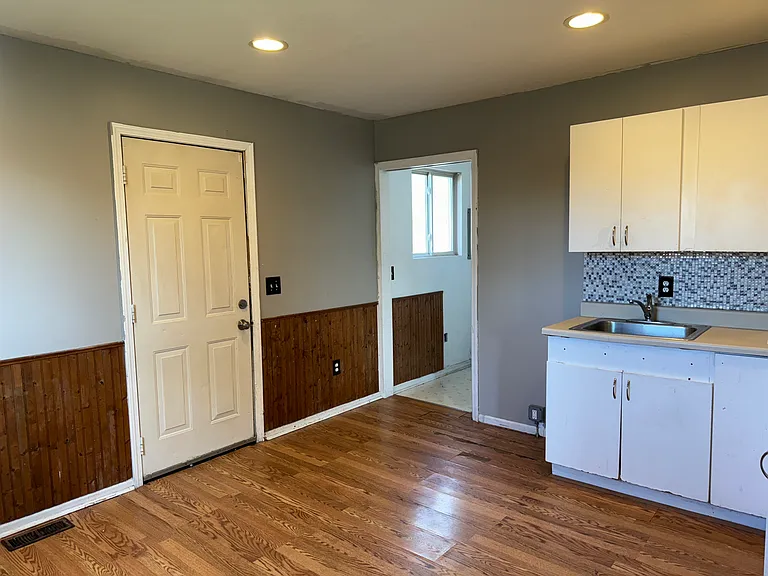 8716 Timken Ave — Photo 9