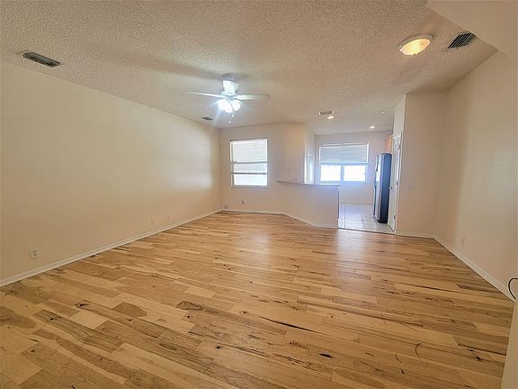 5th image of 557 Vallance Way NE