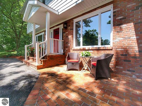 2nd image of 2101 Birchwood Ct