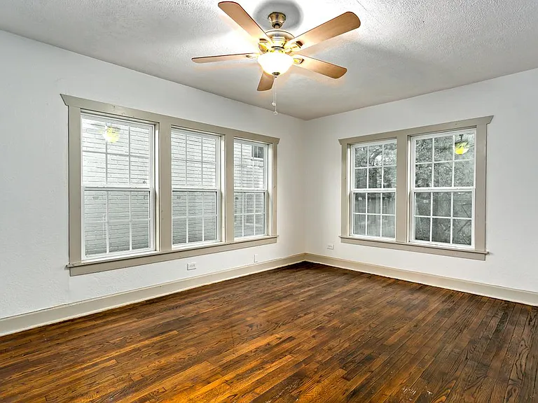 2310 Gladstone Dr — Photo 2