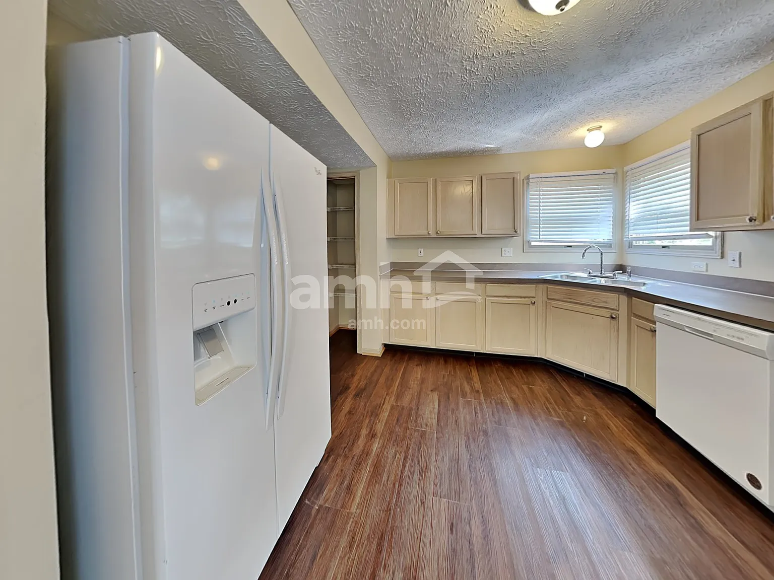 3 bed, 2.5 bath, 1596 sqft, $2,570 — Photo 4