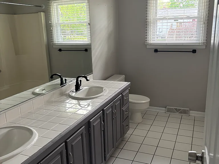 931 Iroquois Dr — Photo 8