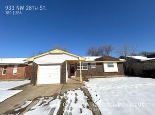 933 NW 28th St, Moore, OK 73160