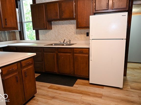 4th image of 417 E 4th St
