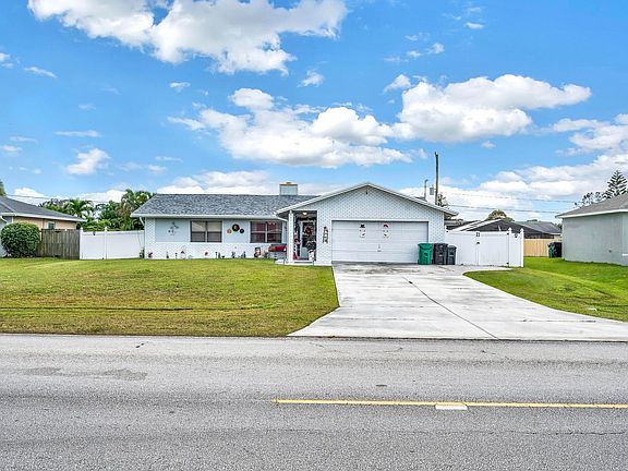 2nd image of 582 SE Floresta Drive