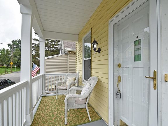 4th image of 2853 Minto Ave
