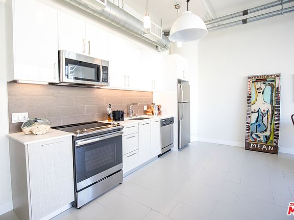 4th image of 939 S Broadway #913