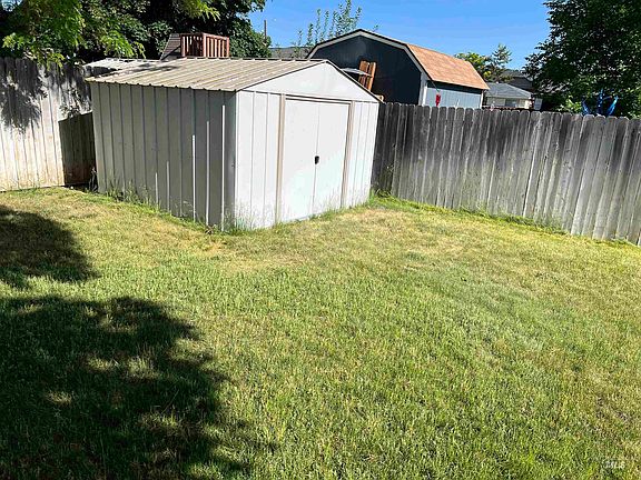4th image of 1423 Holly Dr