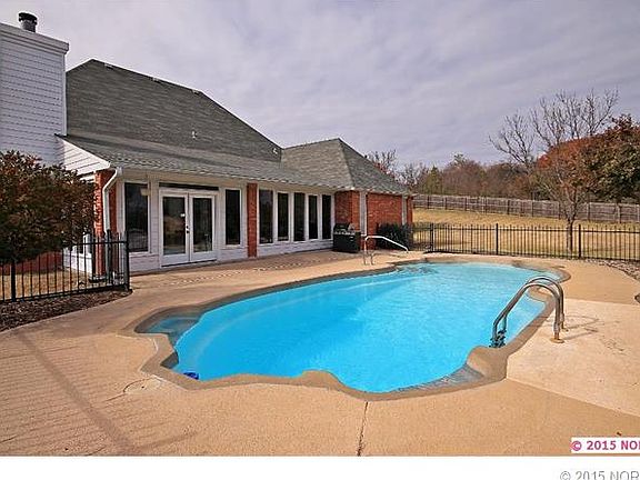 4th image of 8411 Hillwood Dr
